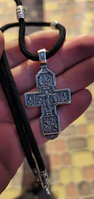 Срібний набір хрестик на шовкоовому шнурку з срібними вставками.