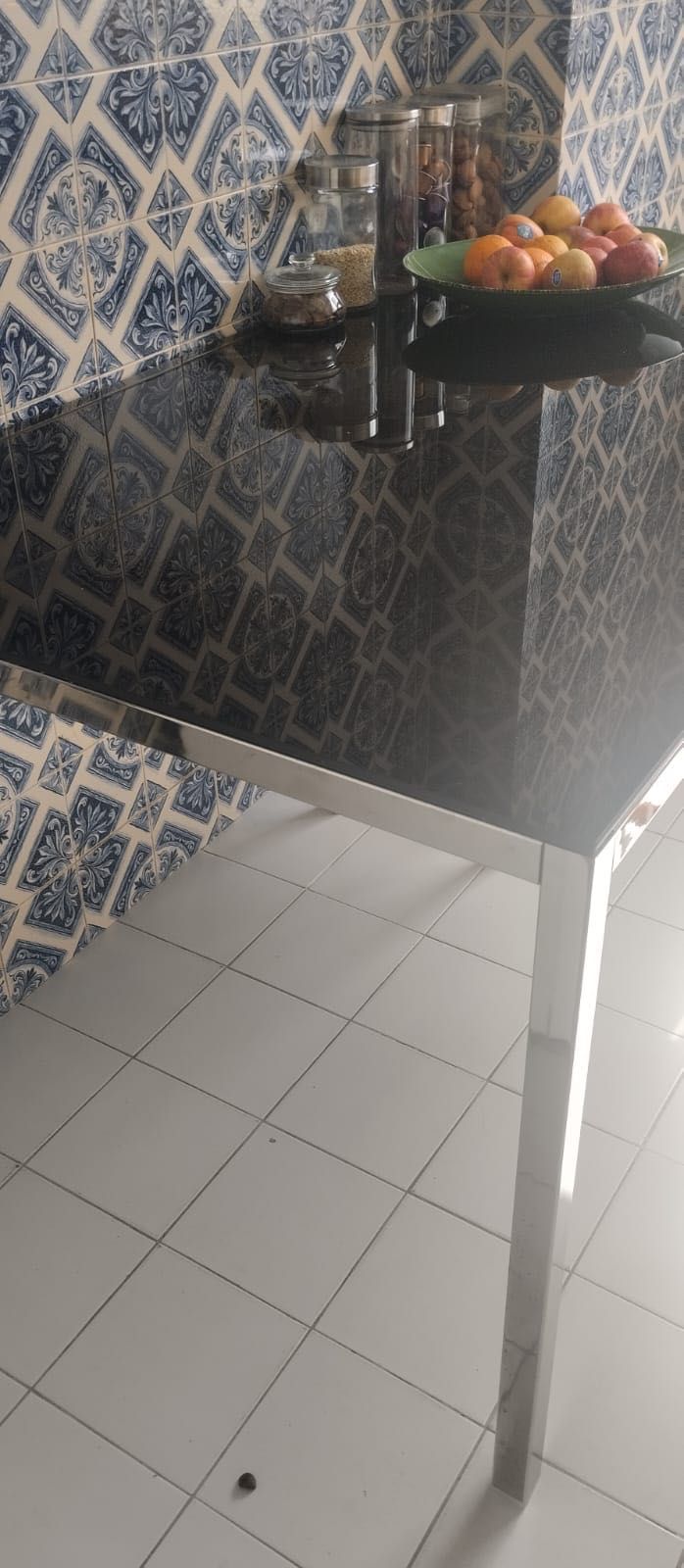 Cama casal 160x200 + colchão como novos; sofá 3 lugares; mesa de vidro