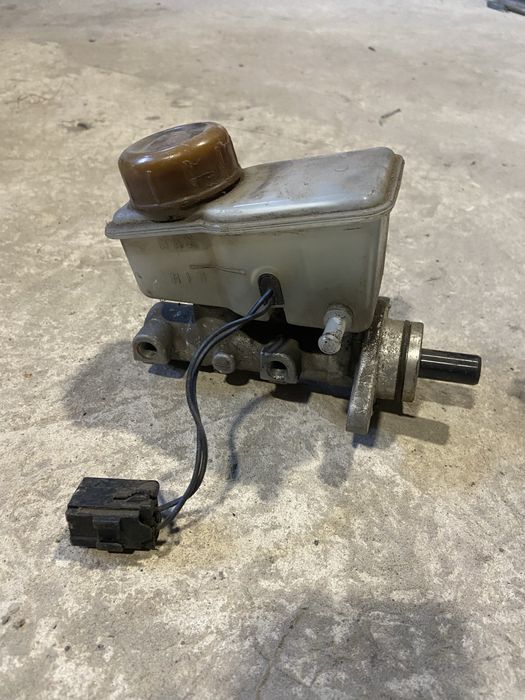 Главный тормозной цилиндр Mazda 626