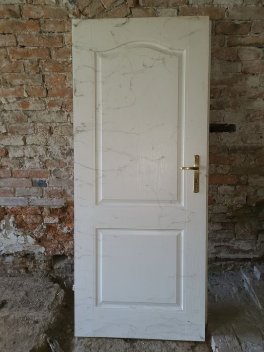 Zestaw 8 szt. drzwi wewnętrznych z klamkami, zamkami. OPIS