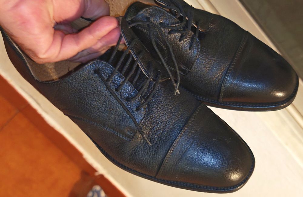 Sapatos de pele de fabrico Italiano em muito bom estado de conservação