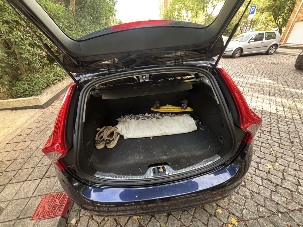 Vendo Volvo V60 bem estimado