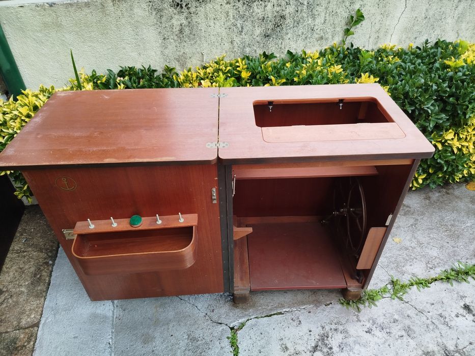 Móvel de máquina de costura