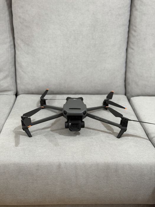 Drone DJI MAVIC 3 CINE c/ 2 baterias extra e hub de carregamento