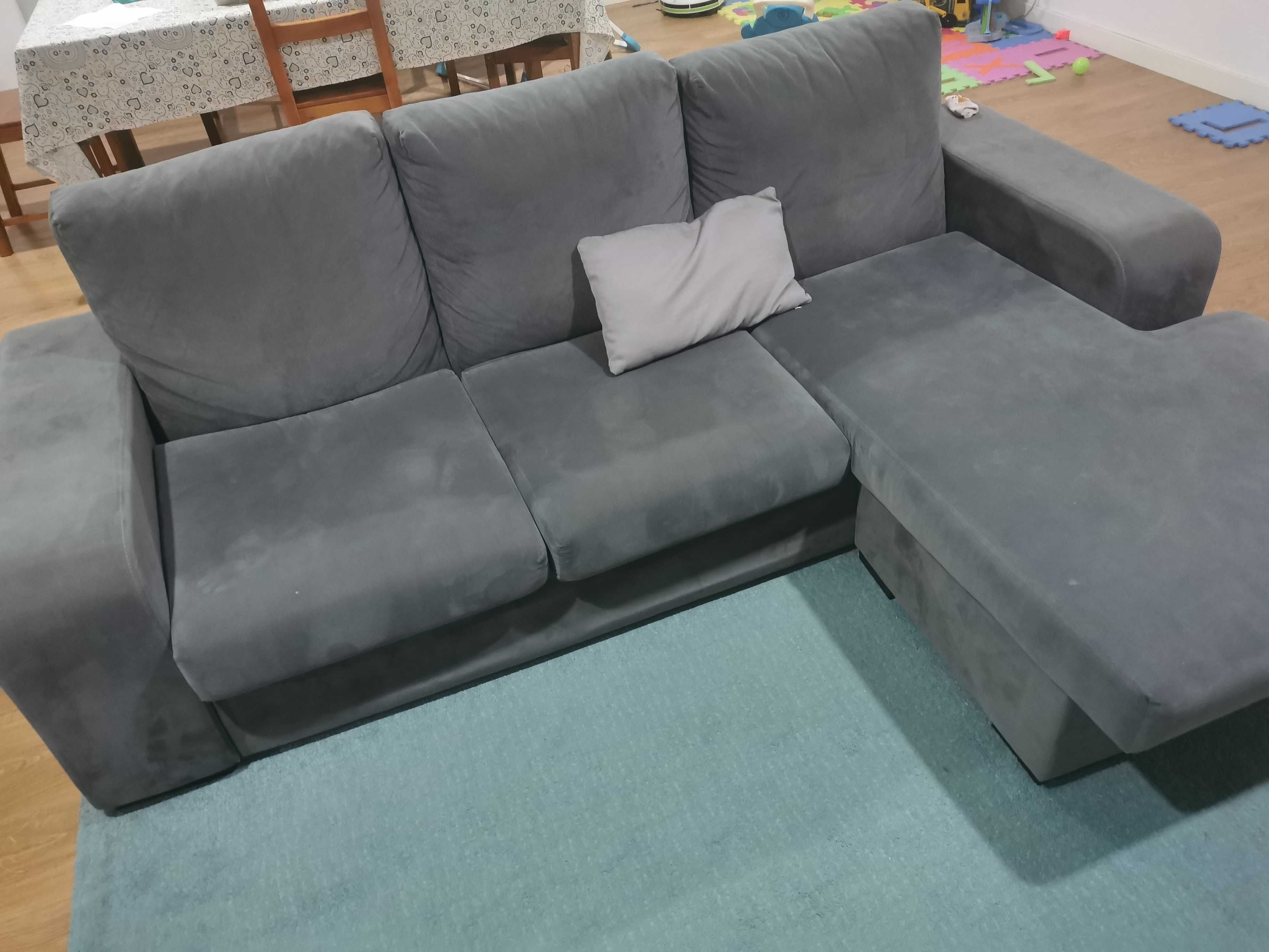Sofa em L cinzento