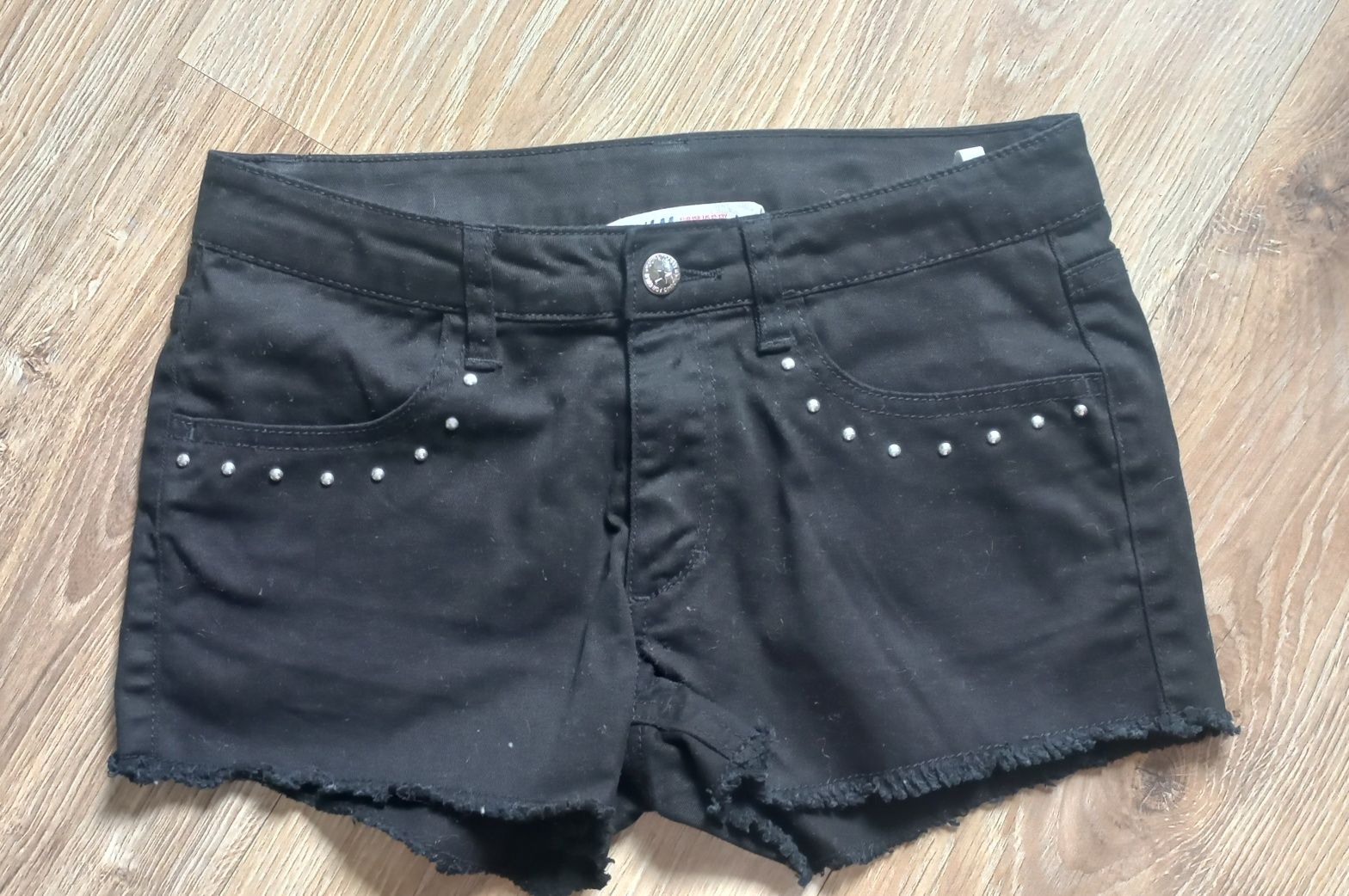 Czarne dziewczęce spodenki jeansowe/szorty by H&M.