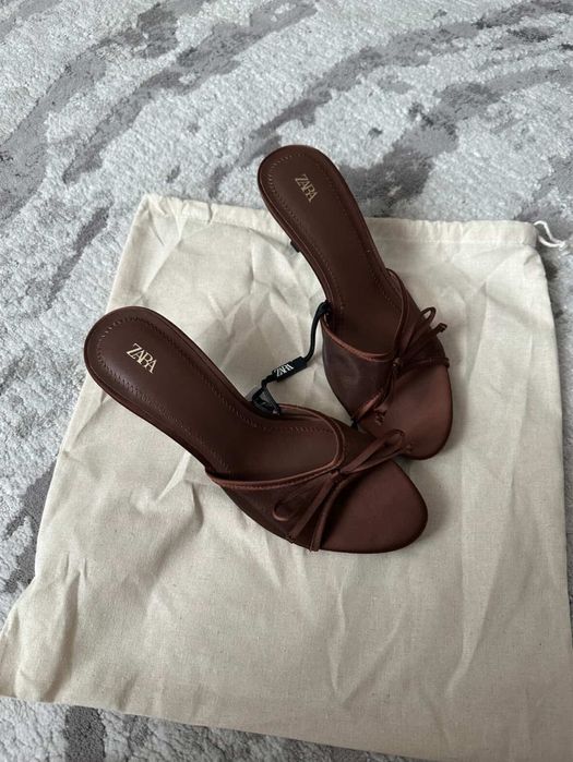 Коричневі мюлі Zara