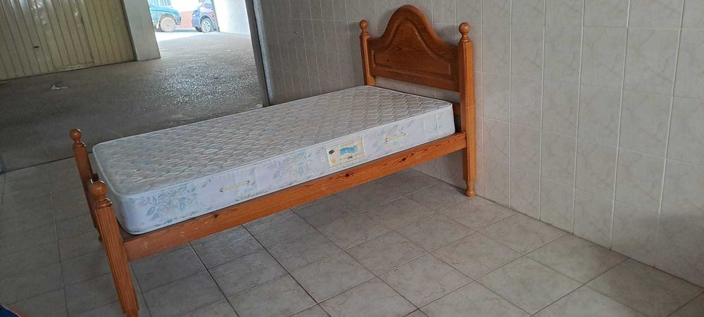 Duas Camas de Solteiro com oferta de colchão