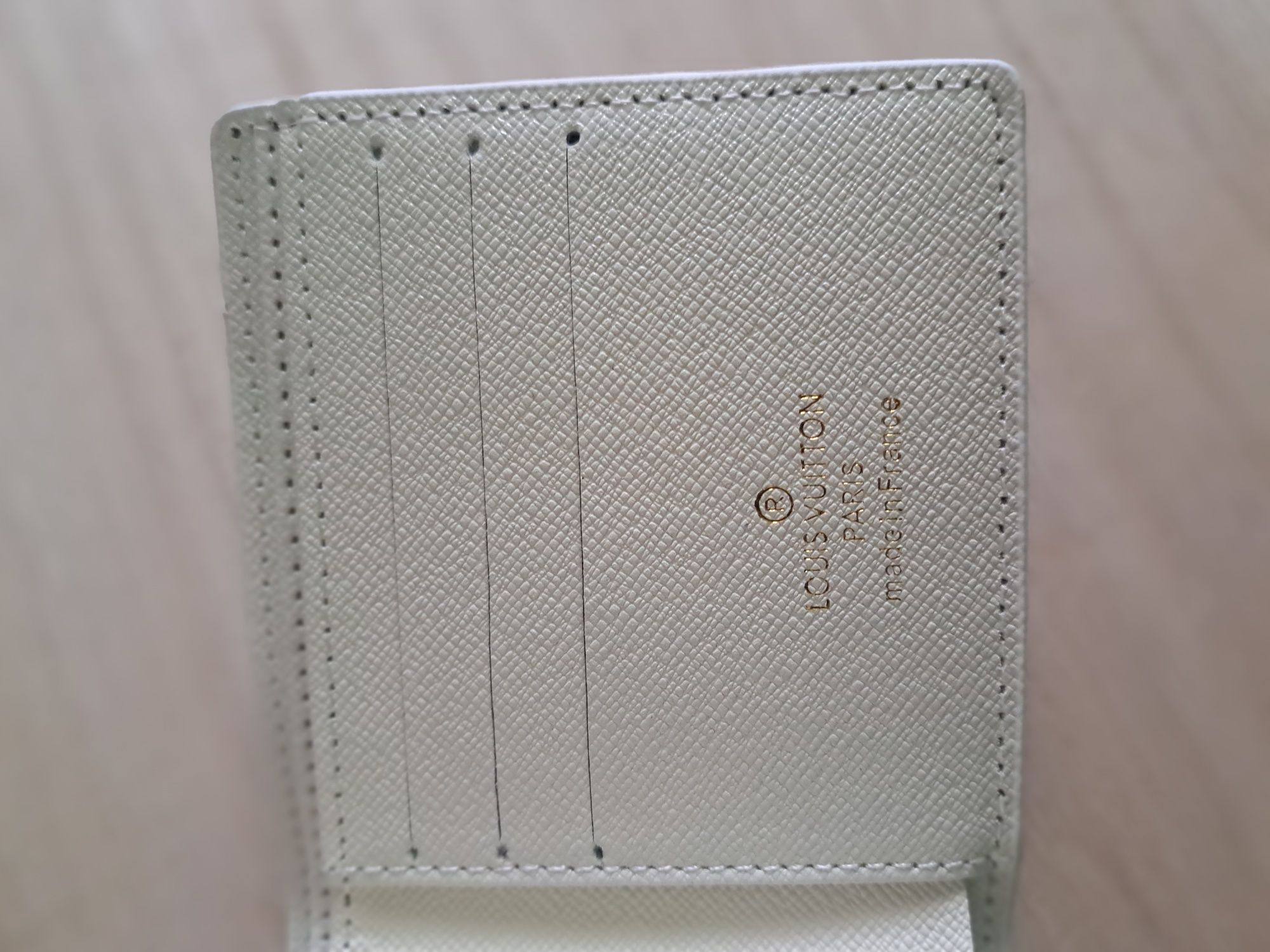 Biały portfel Louis Vuitton
