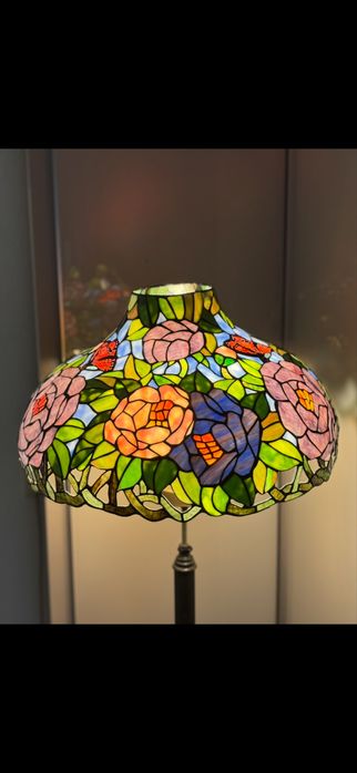 Lampa podłogowa witrażowa w stylu Tiffany