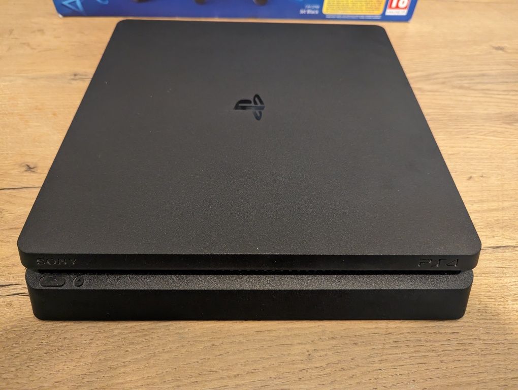 Konsola PS4 slim 1 TB stan idealny