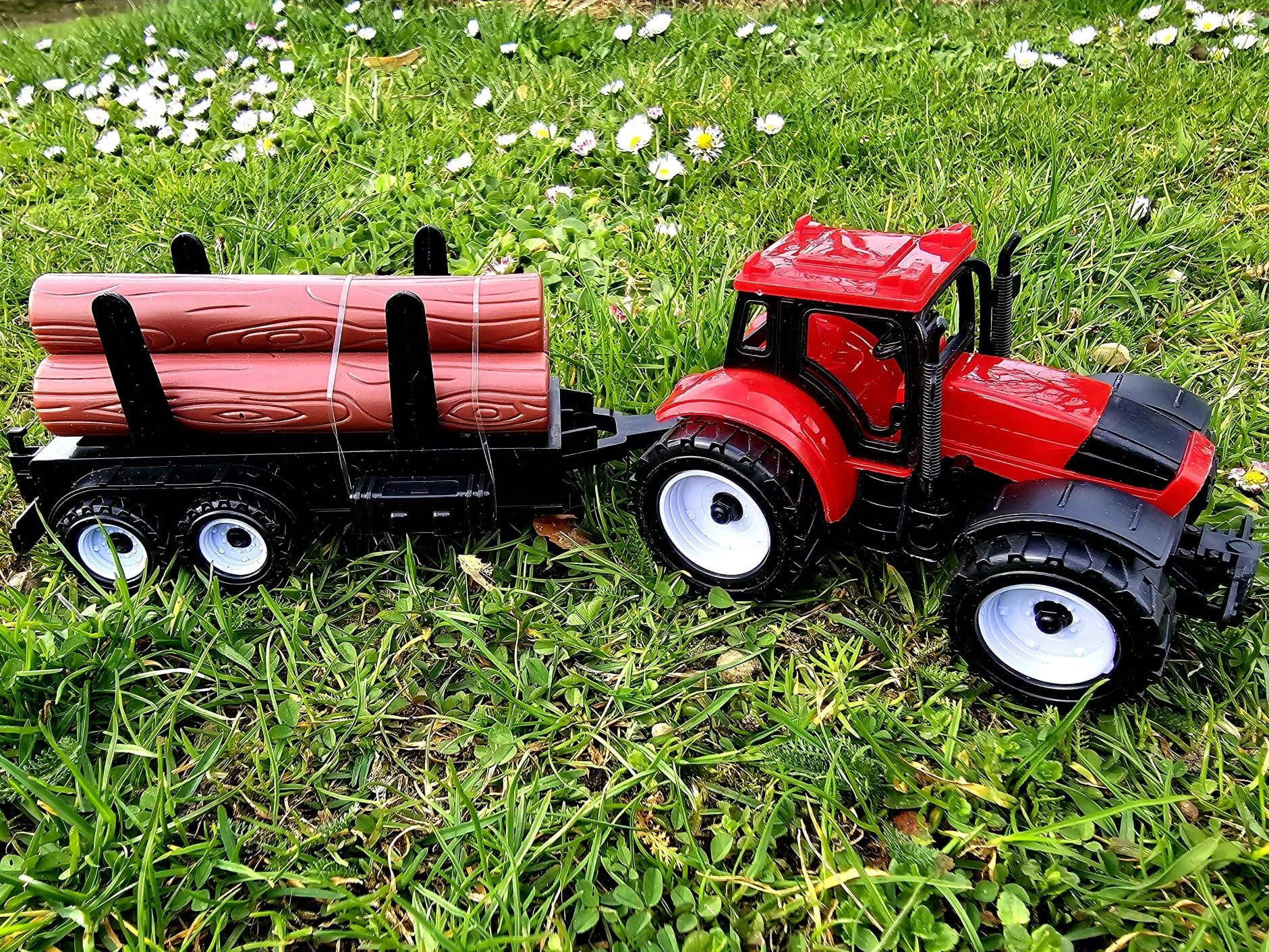 Traktor czerwony z przyczepką I drewnem nowy dla małego rolnika