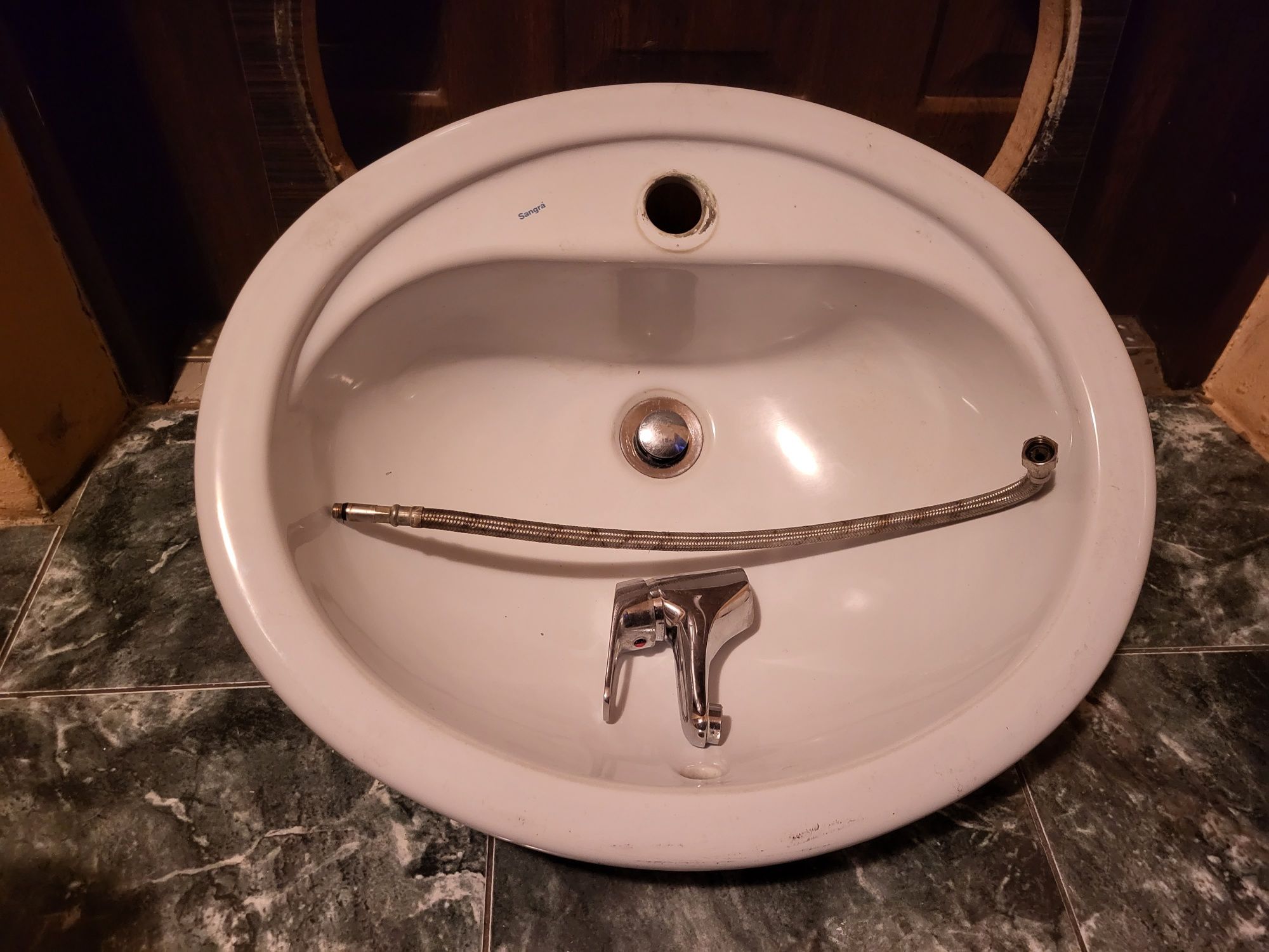 Zlew z baterią i wężykiem