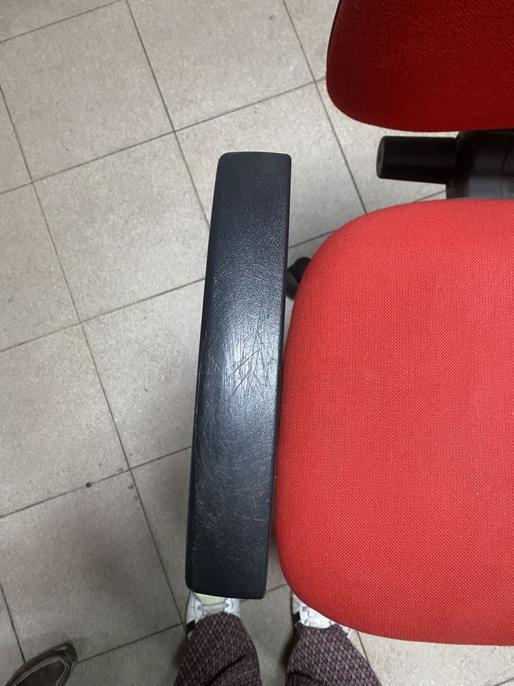 Cadeira de escritório vermelha