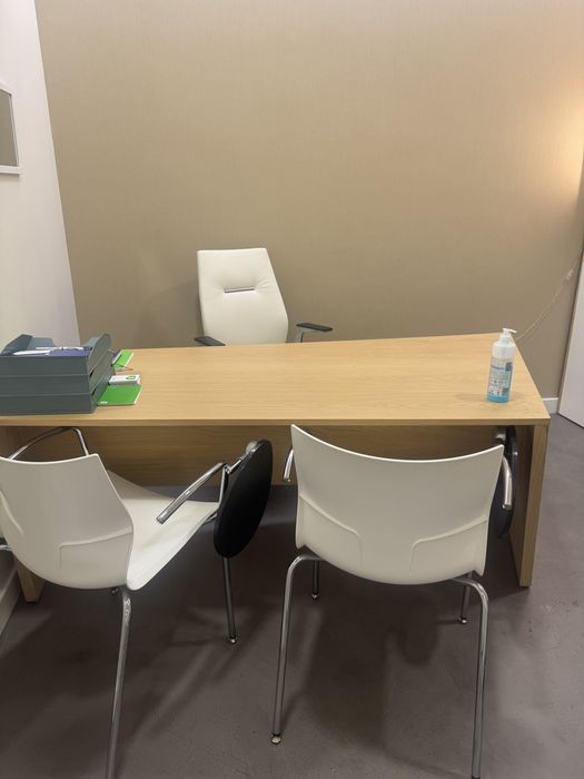Secretaria em carvalho, marca Guialmi Origami, com 2257x1253mm.Tenho 3