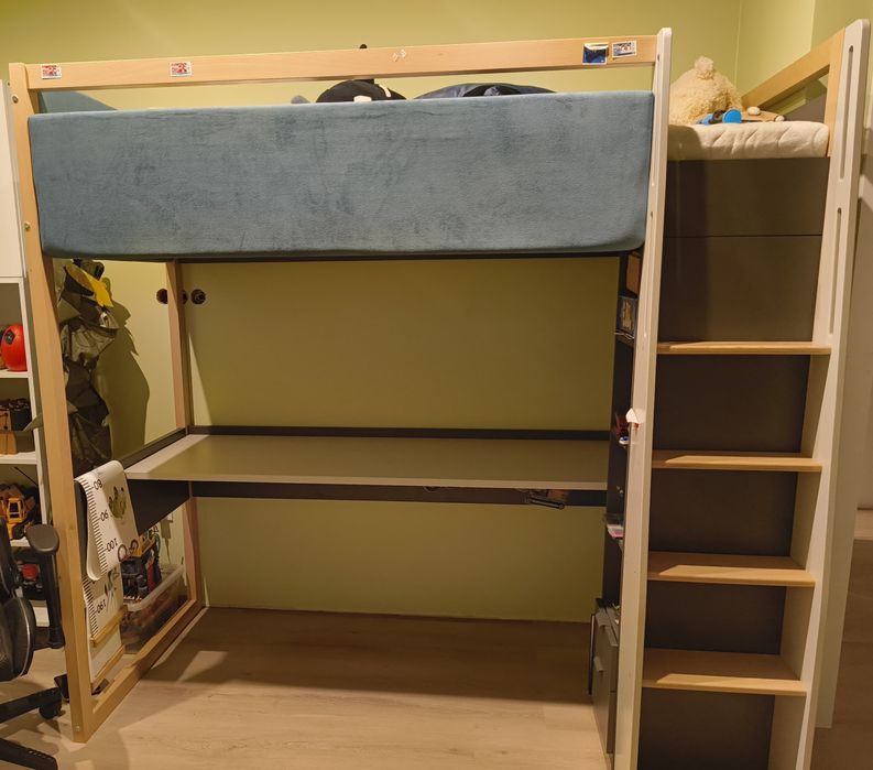 Łóżko piętrowe z biurkiem i materacem