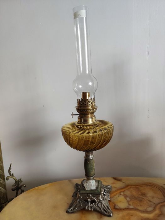 Lampa naftowa z pomarańczowym zbiornikiem