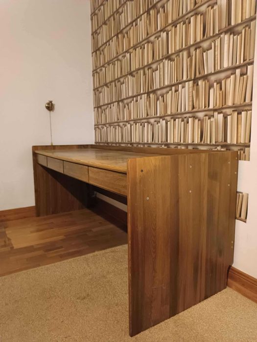 Szerokie biurko z drewna