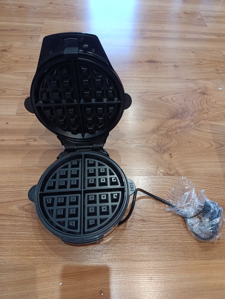 Gofrownica Russell Hobbs 24620_56.    900 W czerwony