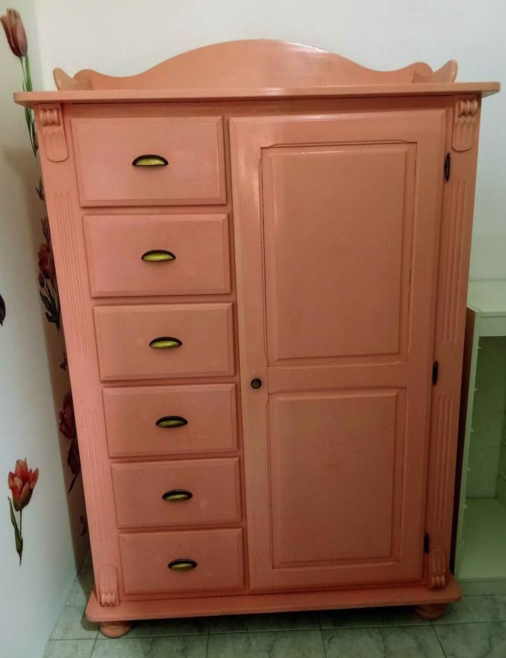 PENDENTE: Móvel antigo, de cor rosa, em madeira maciça.