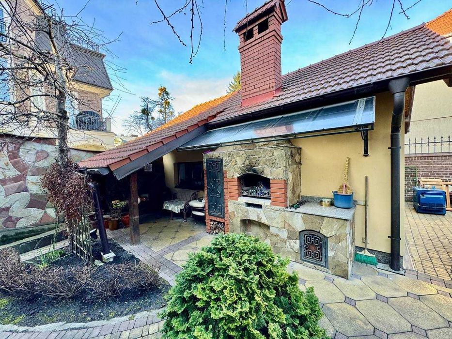 Продам просторий будинок по вул.Сельських (Алтайські озера)