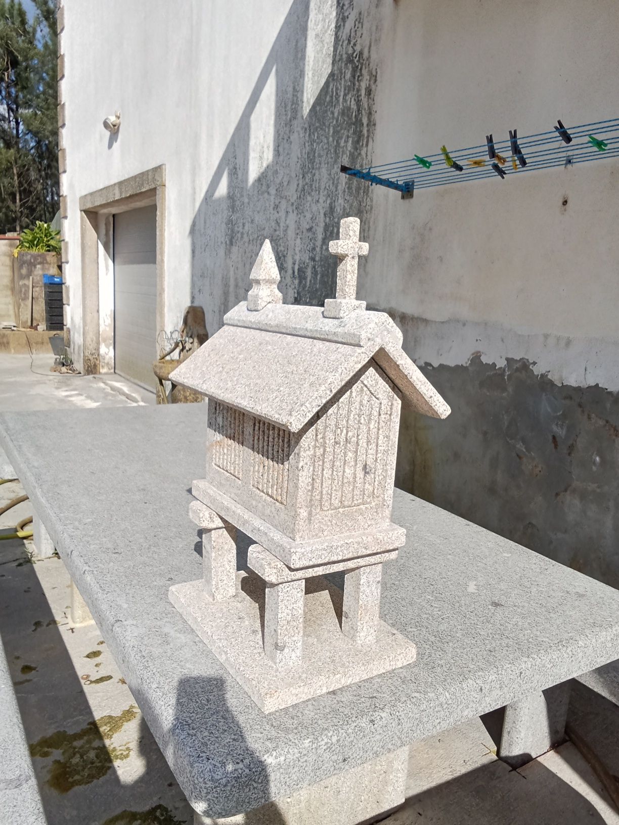 Espigueiros pequenos em granito