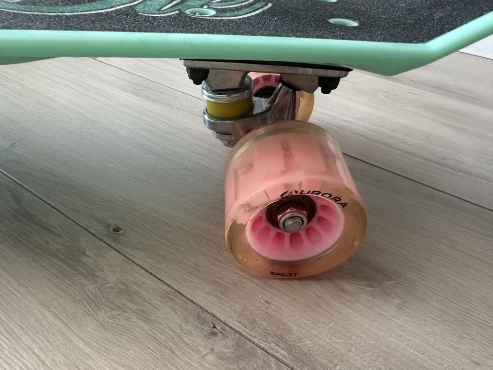 Deskorolka Fiszka LED – Skate różowe koła skate or die