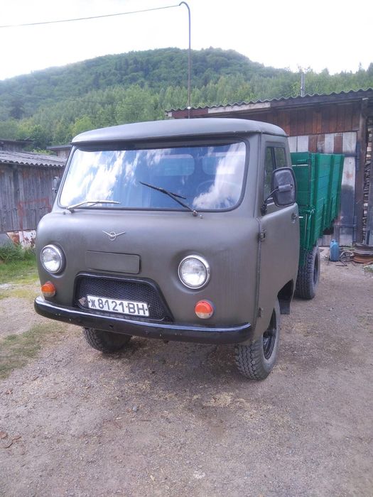 УАЗ бортовий,на повному ходу.