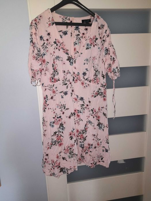 Sukienka 44 New Look xl letnia pudrowy roz w kwiaty zwiewna dekolt