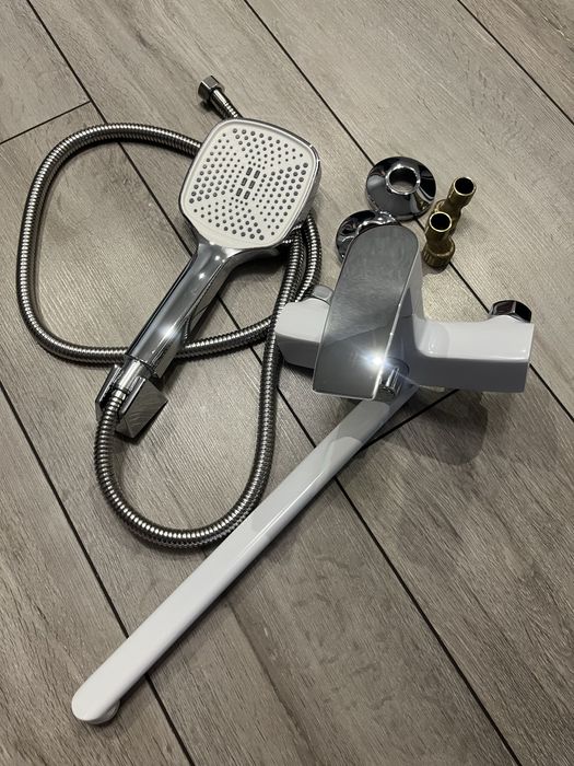 Сучасний змішувач Mixxus Euro для ванни, білий/хром, з лійкою