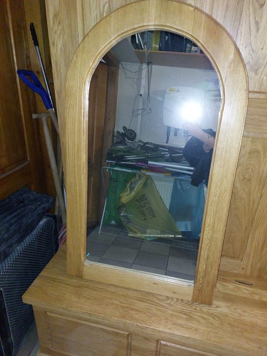 Lustra w drewnianej ramie