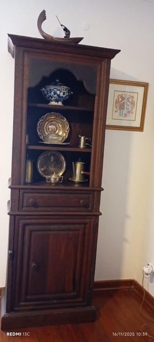 Móvel antigo em madeira maciça