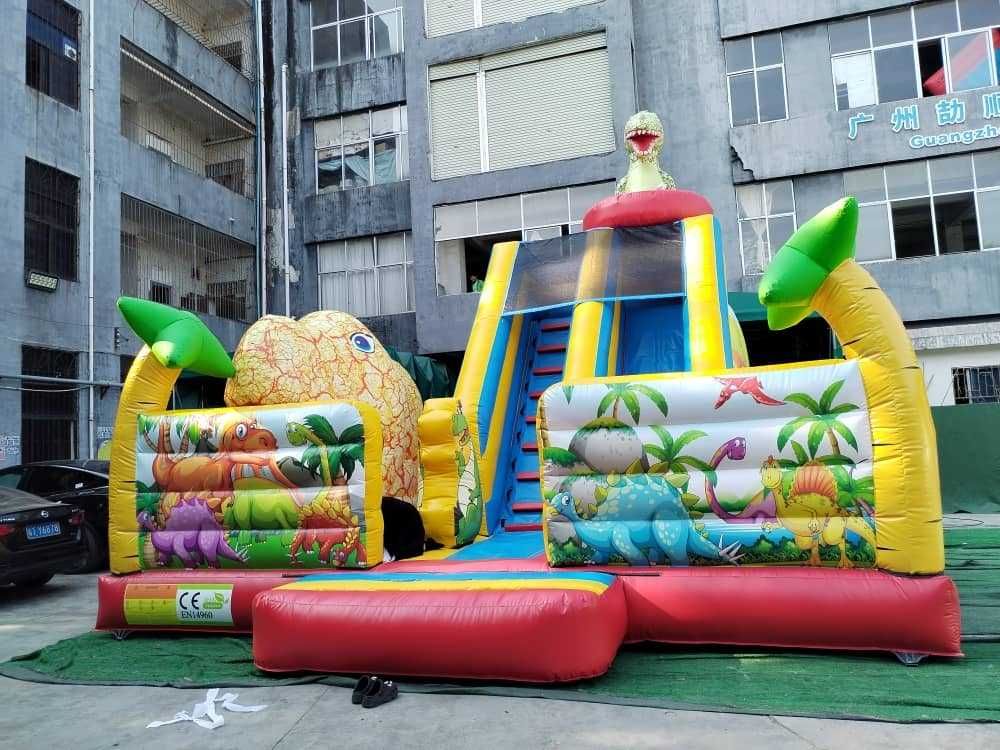 plac zabaw palmy ze zjeżdżalnią
