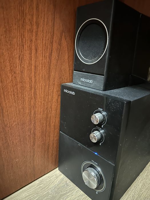 Компʼютер, монітор, мишка, клавіатура, камера, колонки та сабвуфер