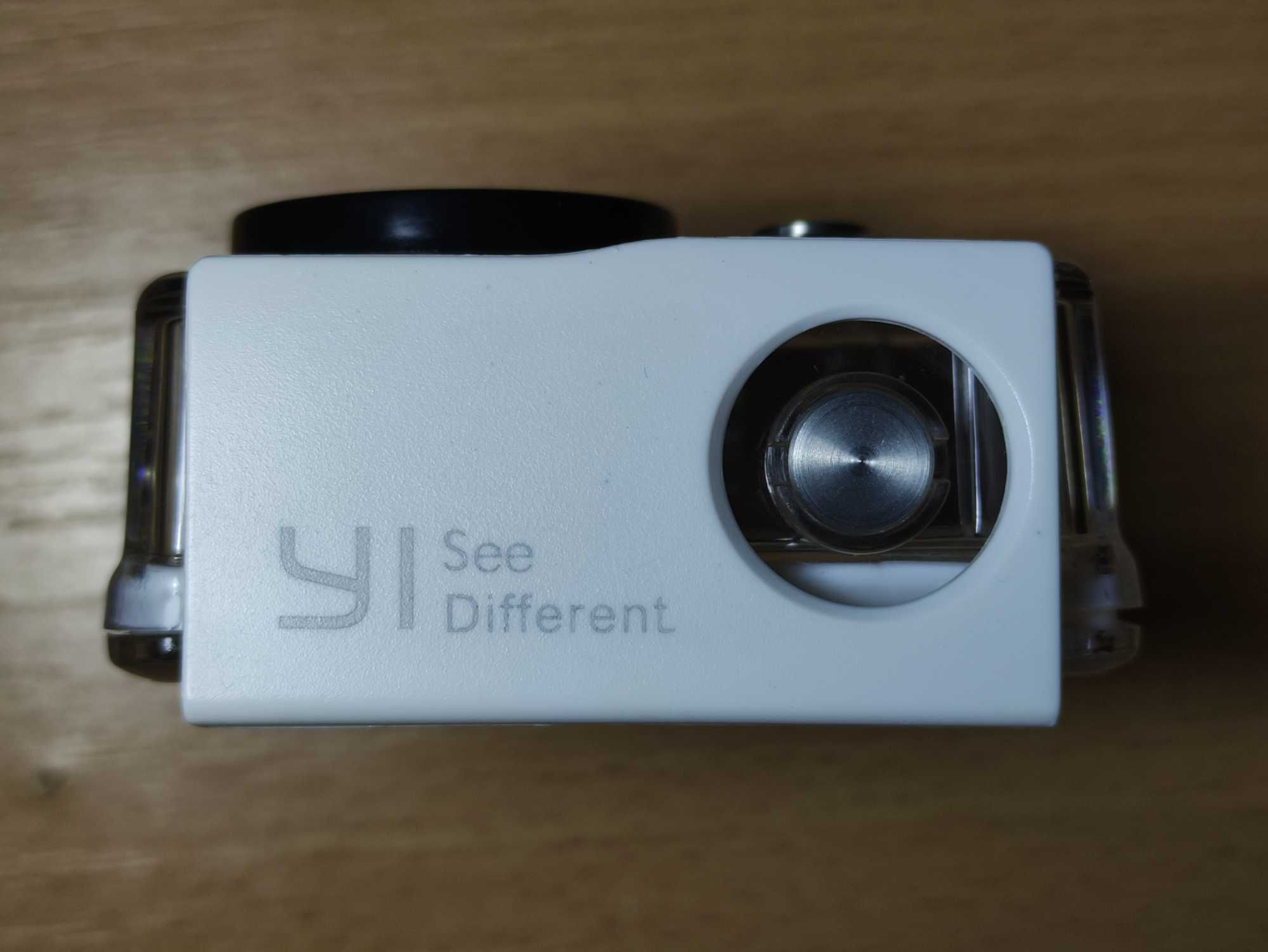 Екшн-камера Xiaomi Yi Action Camera: аквабокс, монопод, пульт, коробка