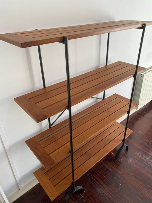 Estante da Habitat com estrutura em ferro com 4 prateleiras de madeira