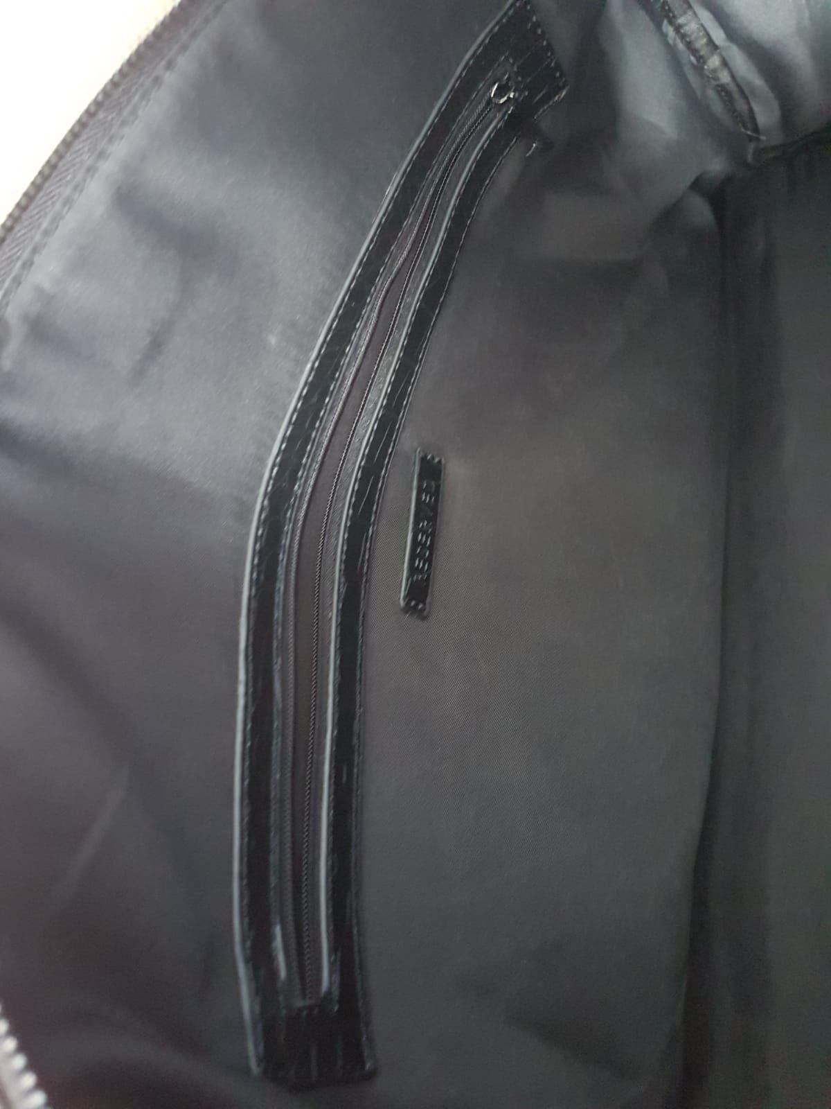 Torba podróżna czarna walizka torebka Reserved na długim pasku