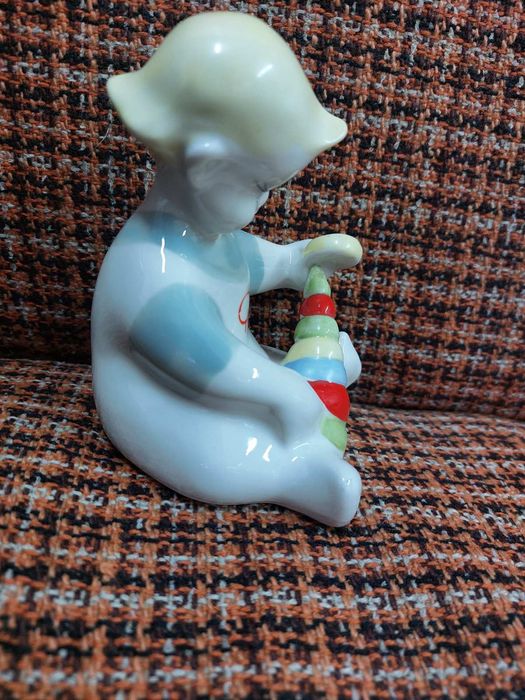 Статуэтка мальчик с пирамидой