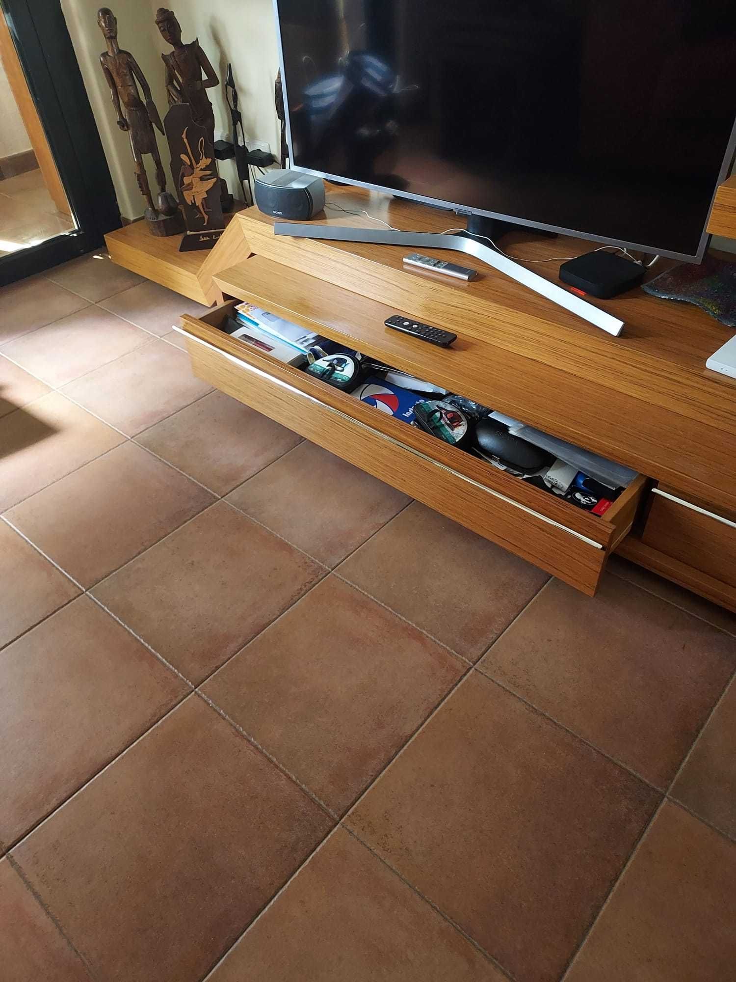 Móvel / Estante de sala