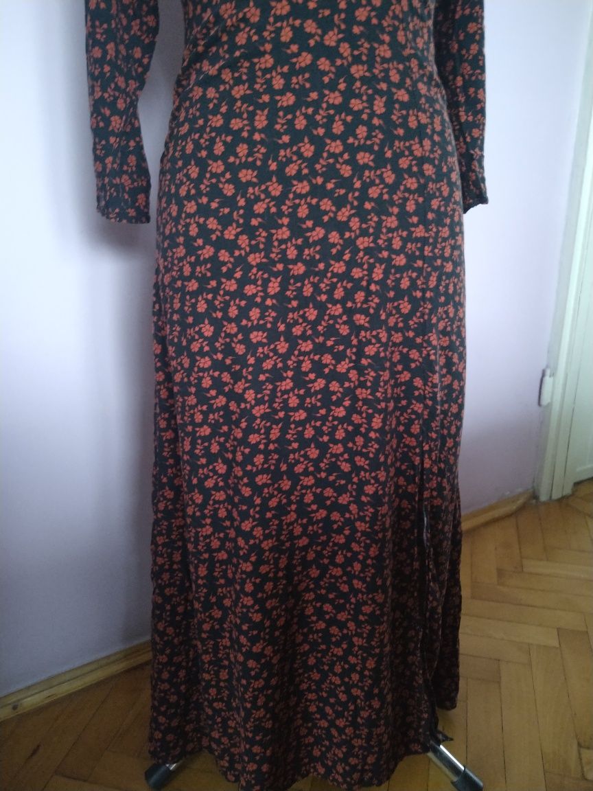 Długa sukienka Stradivarius S z rozcięciem z przodu