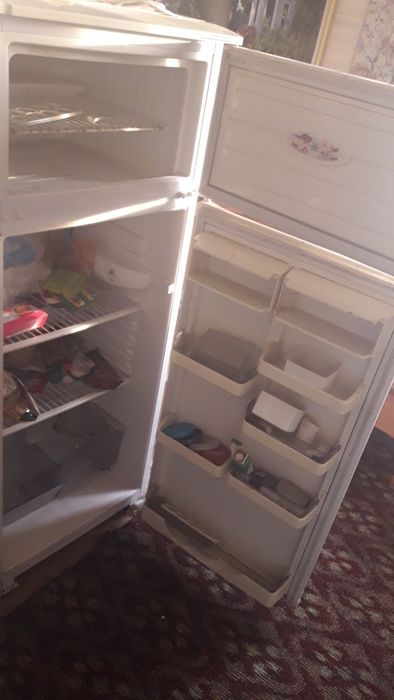 Холодильник Минск.Нужна  Зарядка Фриона. Вишнёвое.