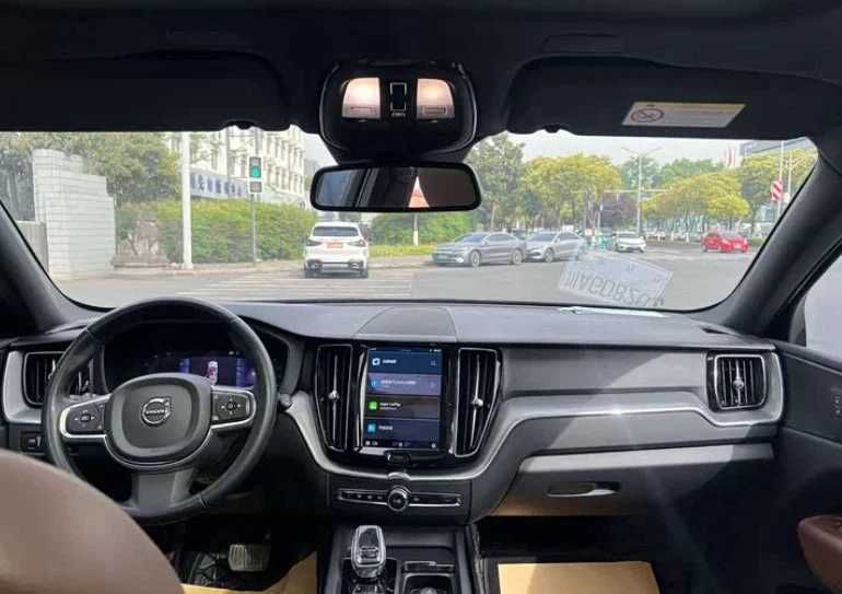 Volvo XC60 2022 року