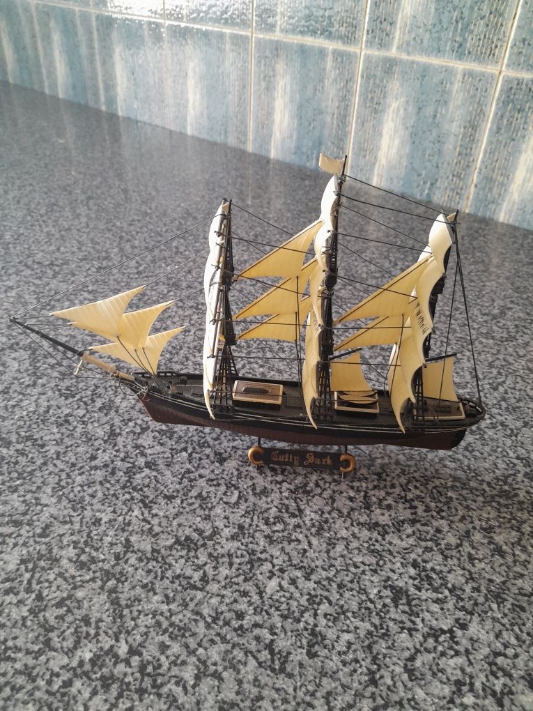 Miniaturas de naus e navios antigos