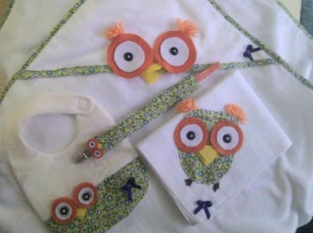 conjunto toalha de banho; fralda; babete e prende chupeta
