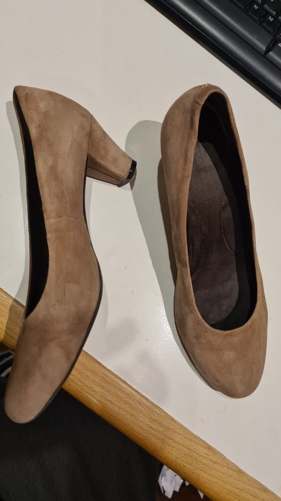 Sapatos AEROSLES, em camurça beje, tam.39. Salto de 5 cm