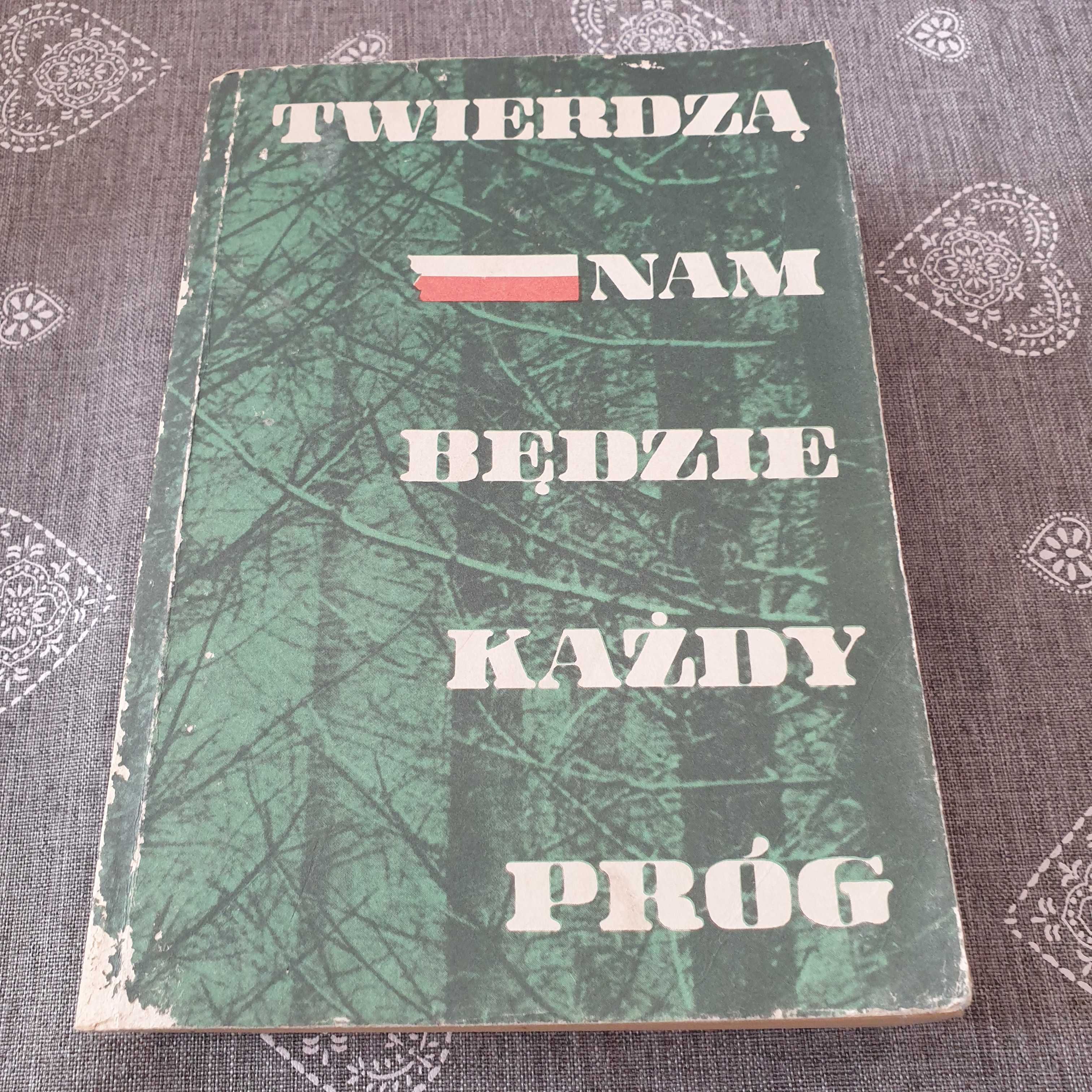 Książka - "Twierdzą nam będzie każdy próg" opracowanie Maria Jędrzejec