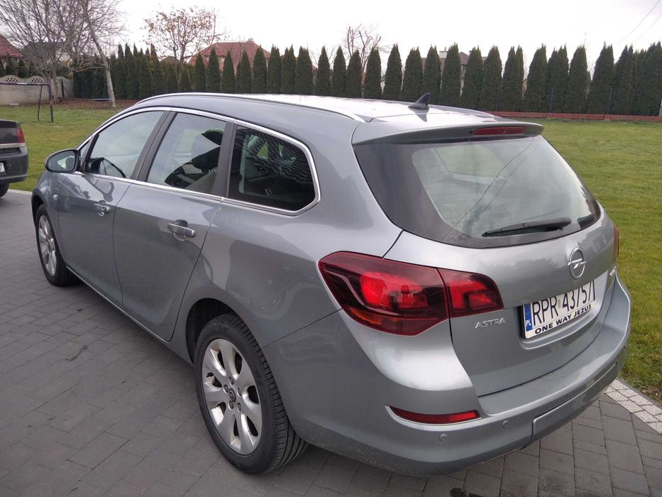 OPEL ASTRA J COSMO-dynamiczna i ekonomiczna-xenon- navi-prywatnie
