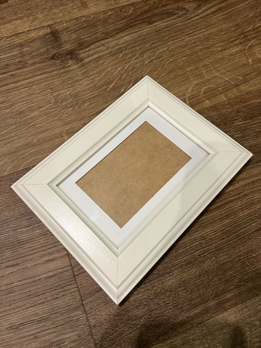 Biała ramka na zdjęcia Ikea