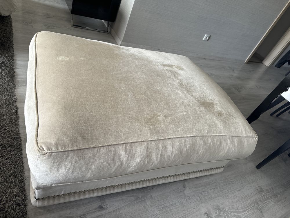 Pouf tipo sofá rígido com almofada de penas