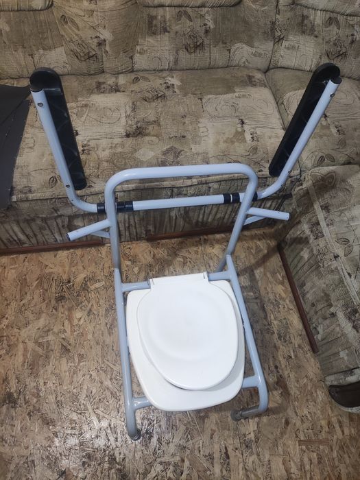 Продам крісло туалет і дорослі памперси